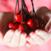 Immagine di collane ciliegia + raccolte da mani collane artigianali ceramica ciliegie Vignola