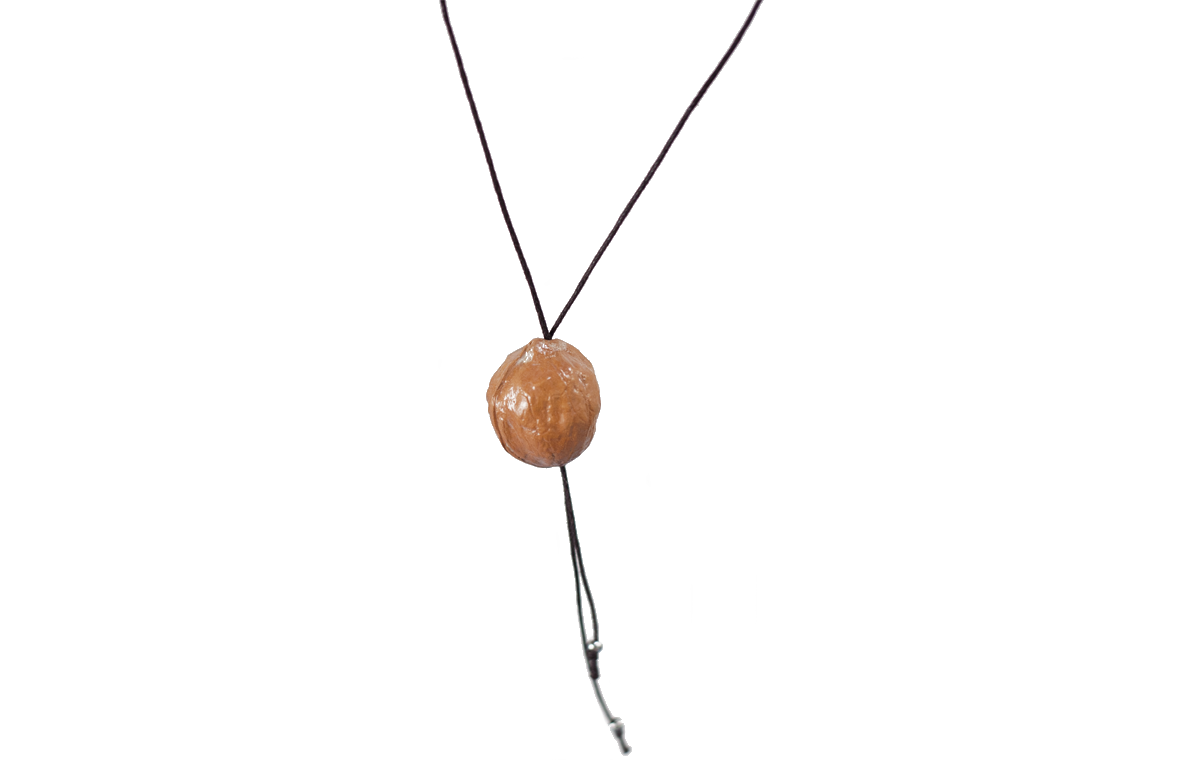 Immagine di collana con ciondolo in ceramica a forma di noce