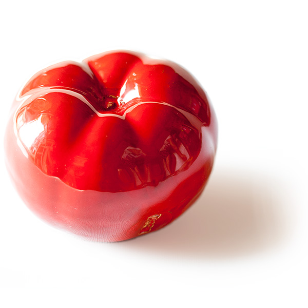 Immagine di pomodoro rosso di ceramica su sfondo bianco