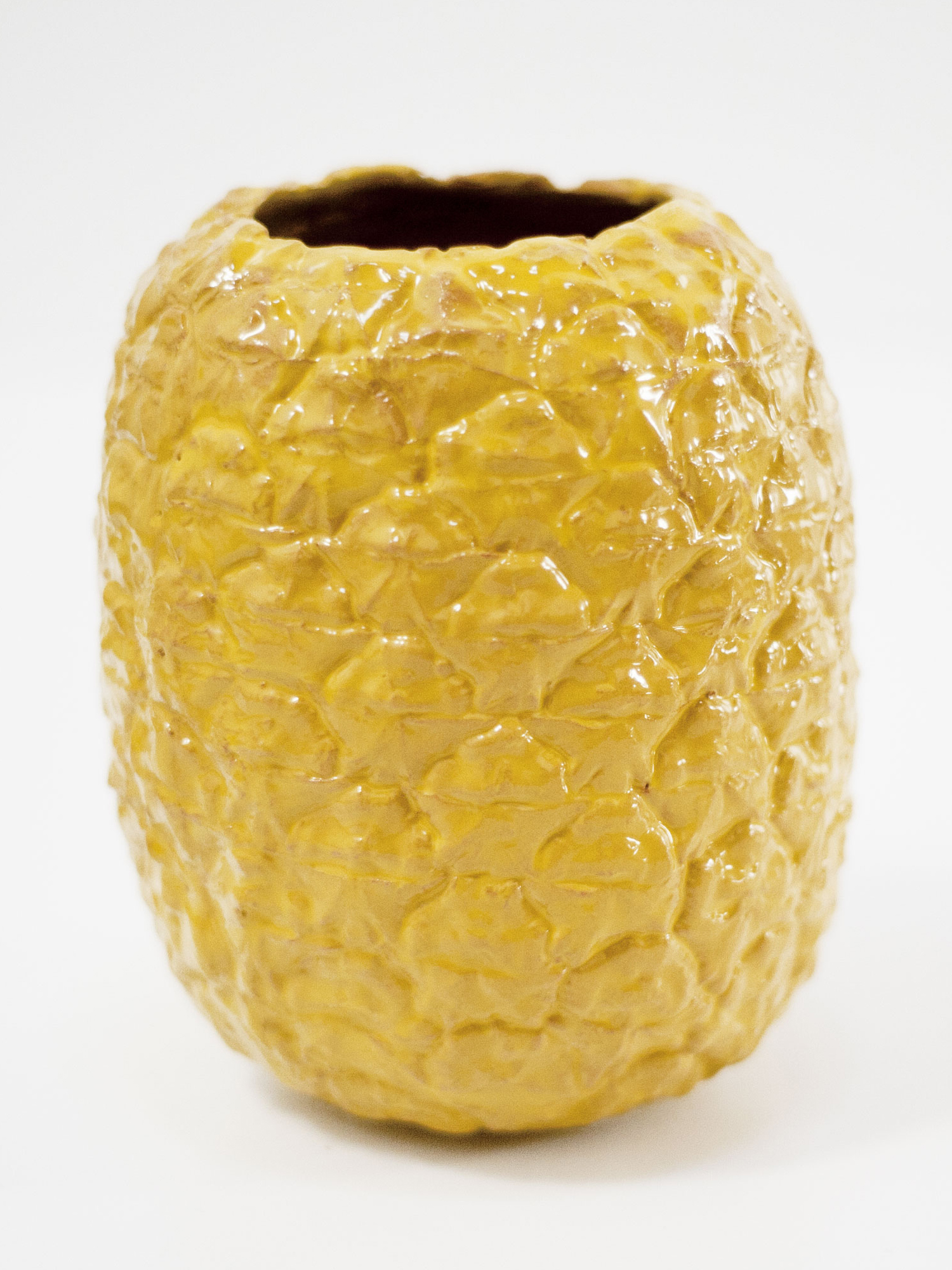 Immagine di vaso a forma di ananas giallo realizzato in ceramica