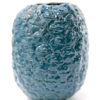 Immagine di vaso a forma di ananas di colore ottanio realizzato in ceramica su sfondo bianco.