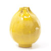 Immagine di zucchina gialla di ceramica su sfondo bianco