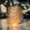 Immagine di vaso in ceramica a forma di ananas con foglia di rame