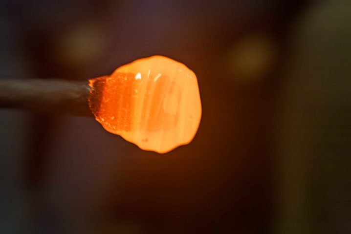 Vetro incandescente Agglomerato di vetro incandescente appena estratto dalla fornace