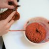 Ciotola per lavoro a maglia, uncinetto, crochet. Ciotola porta gomitolo artigianale realizzata e decorata a mano in ceramica e lustro oro.