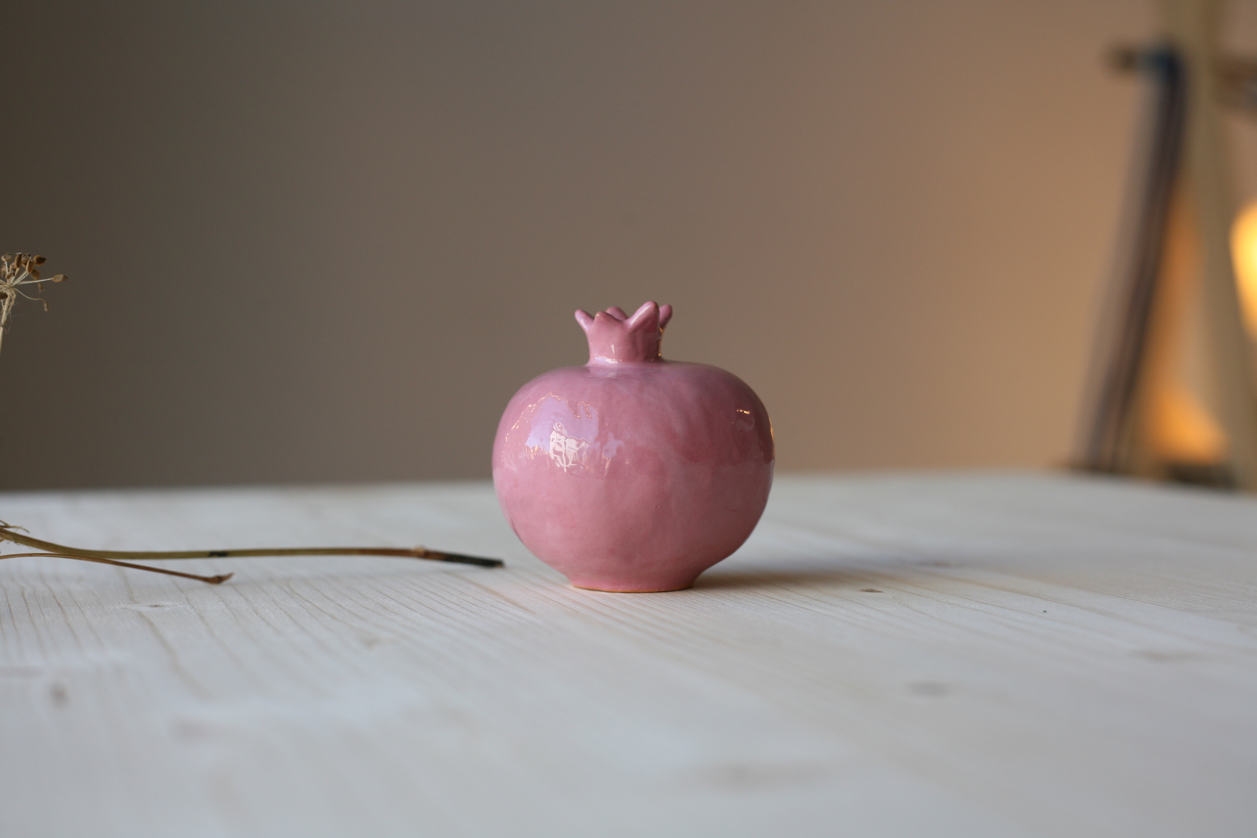 Piccolo vaso scultura a forma di melagrana dal colore rosa, fatto a mano in ceramica.
