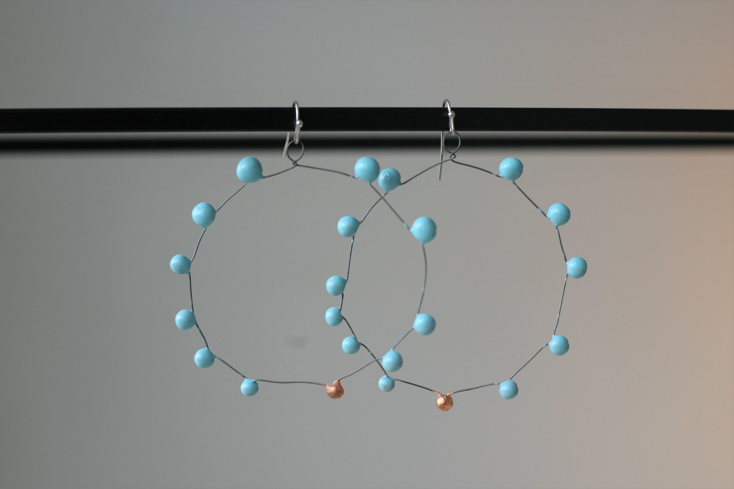 Immagine di orecchini a cerchio Kleinia colore azzurro