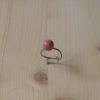 Anello pallina rosa in ceramica e base argento