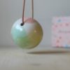 immagine di collana in ceramica Anseo con ciondolo a sfera colorato