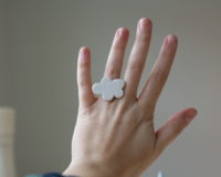 Immagine di anello con nuvola bianca in ceramica