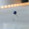 immagine di anello in argento con mirtillo blu di ceramica