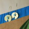 immagine di orecchini Ninfea in ottone e porcellana colore verde pastello