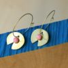 immagine di orecchini artigianali ninfea in ottone e porcellana rosa pastello