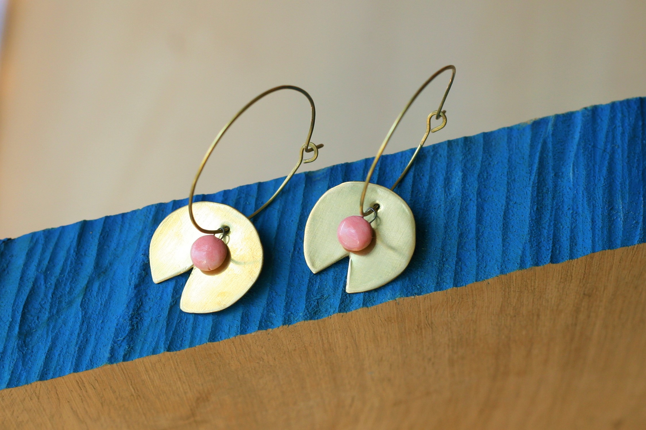 immagine di orecchini artigianali ninfea in ottone e porcellana rosa pastello