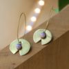 immagine di orecchini Ninfea in ottone e porcellana colore viola pastello