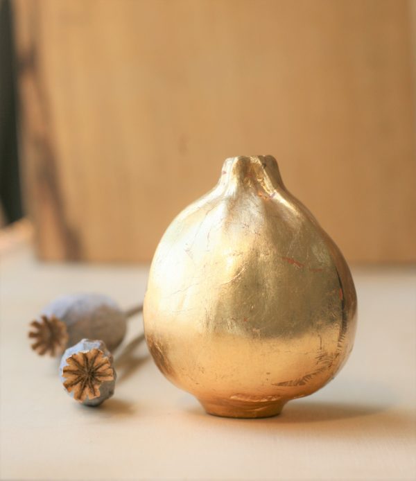 immagine di vaso in terracotta e foglia in similoro a forma di zucchina