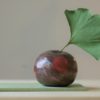 immagine di mela campanina in ceramica realizzata a mano colore melanzana e rosa acceso, variante Giliola.